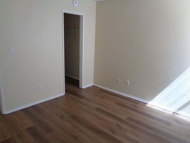 Building Photo - 2 Story 2 Bedroom Condo in the Willow Creek Condo Complex