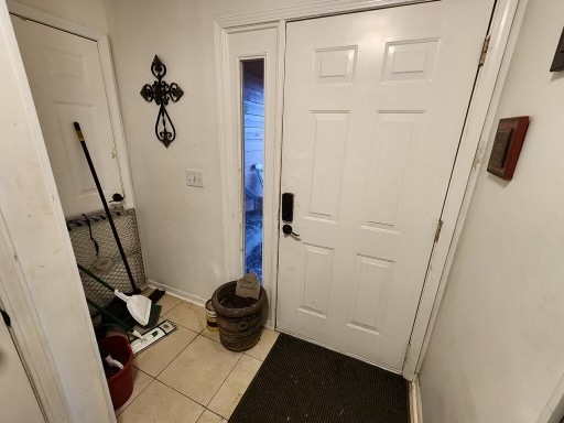 Building Photo - 220 Summertree Ln