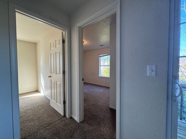 Building Photo - 3 Bed 2 Bath Duplex To Include Single Car ...