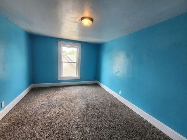 Building Photo - 5 Bedrooms 1.5 Bath on the Northeast side ...