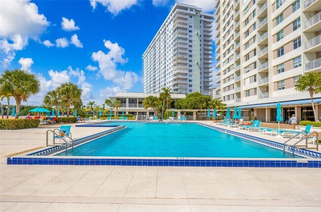 Building Photo - 300 Bayview Dr