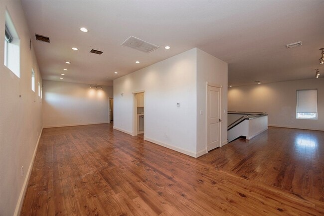 Building Photo - 2293 E Bayshore Dr