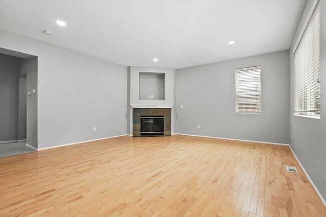 Building Photo - Gorgeous Modern Air Conditioned Home in Ga...