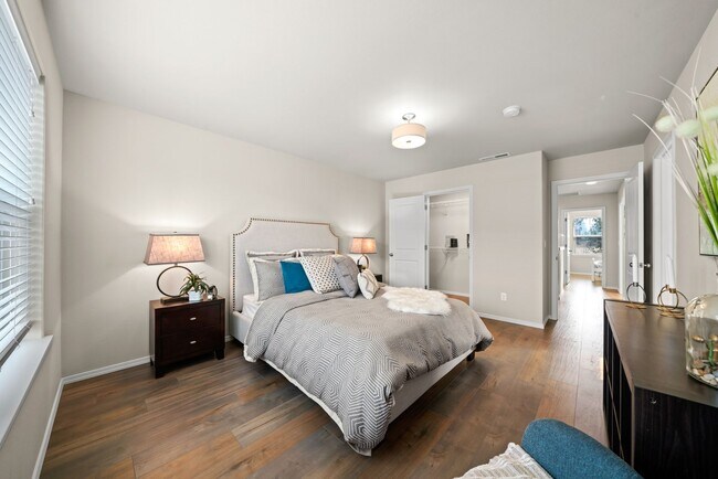 Building Photo - 3 Bedroom Townhome In Midtown with Fireplace