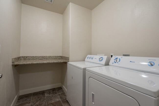 Building Photo - 3 bed 2 bath home with fully-fenced yard