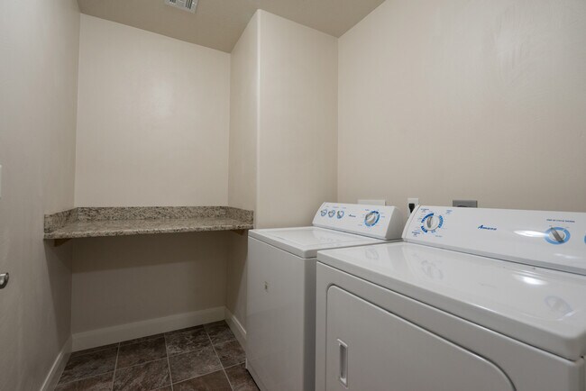 Building Photo - 986 Camel Springs Dr