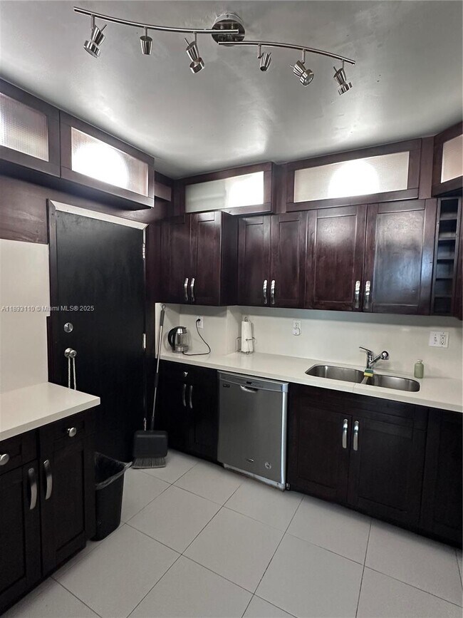 Building Photo - 300 Bayview Dr