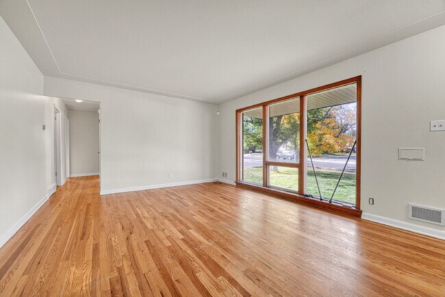 Building Photo - $2,595, 3-bed, 2-bath located in Denver.