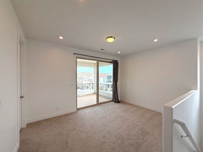 Building Photo - Desert Color Condo 3 bd, 2.5 bt, Extra Large 2 Car Garage Home