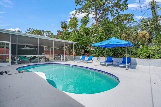 Building Photo - 2/2 luxury pool home in Sarasota, unfurnished annual rental