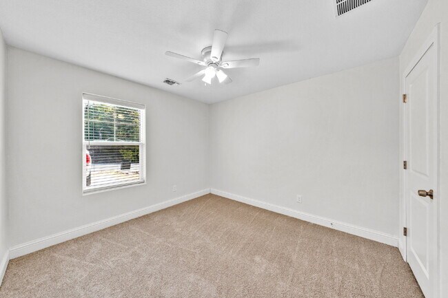 Building Photo - "Charming 3-Bed, 2-Bath Denison Home with Elegant Granite Countertops!"