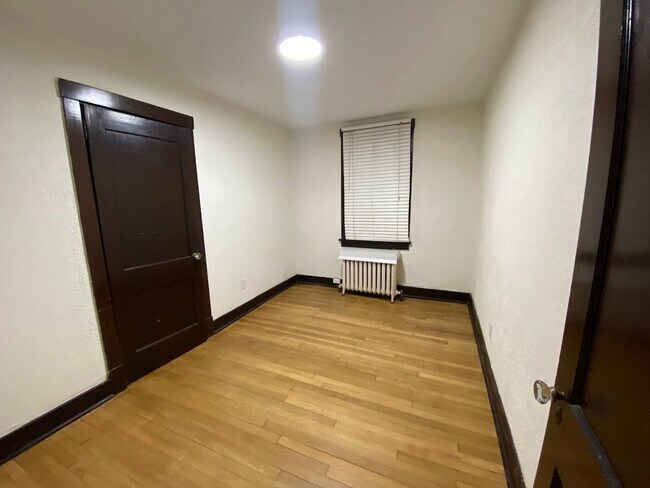 Building Photo - Newly updated 2 bedroom 1 bath Apartment for rent in Braddock!