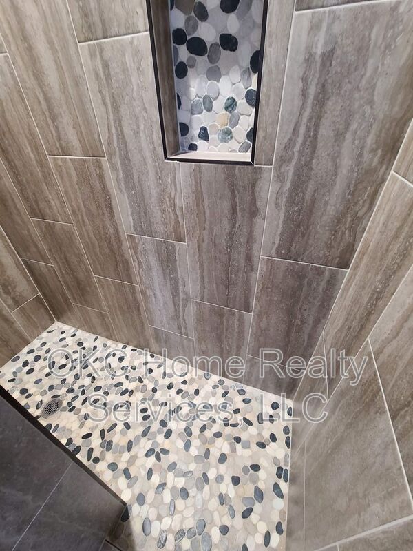 Building Photo - 4800 Hambletonian Ln