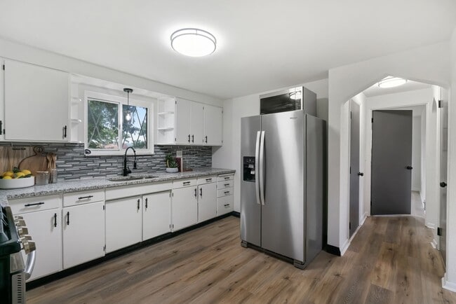 Building Photo - Stunning 3 bedroom home in Duquesne availa...