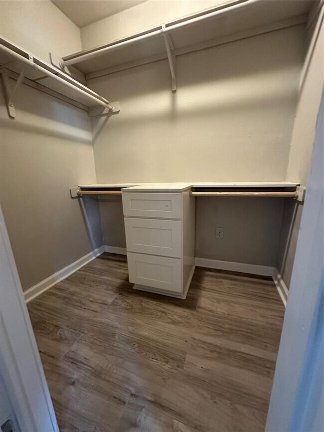 Building Photo - 901 Parmer Ave