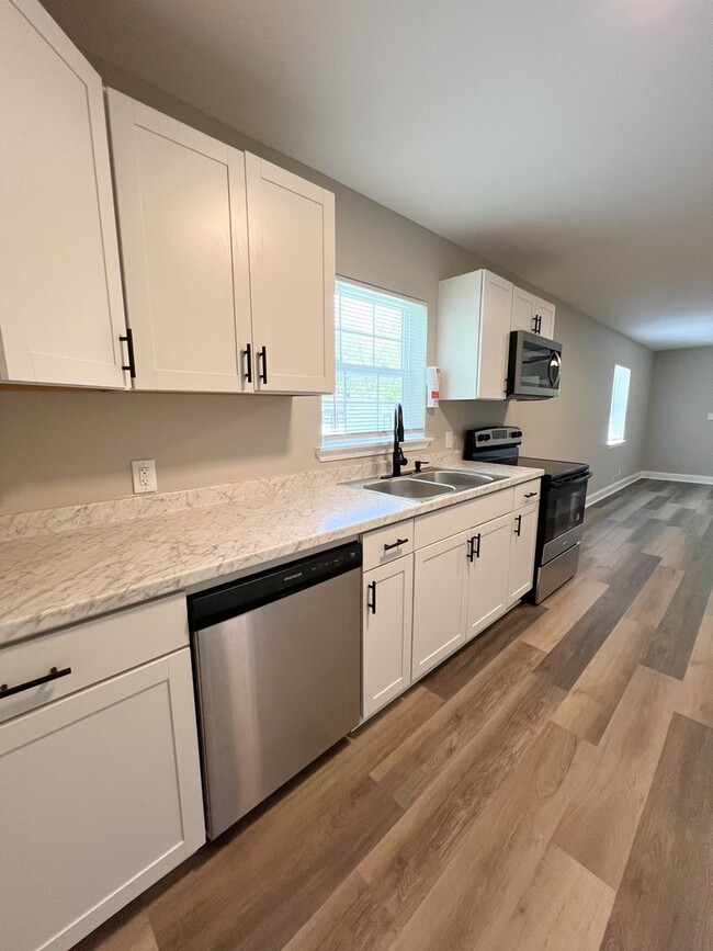Building Photo - Renovated 2 Bed, 2 Bath Home Off Madison S...