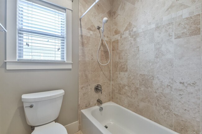 Building Photo - 1030 W 16th St