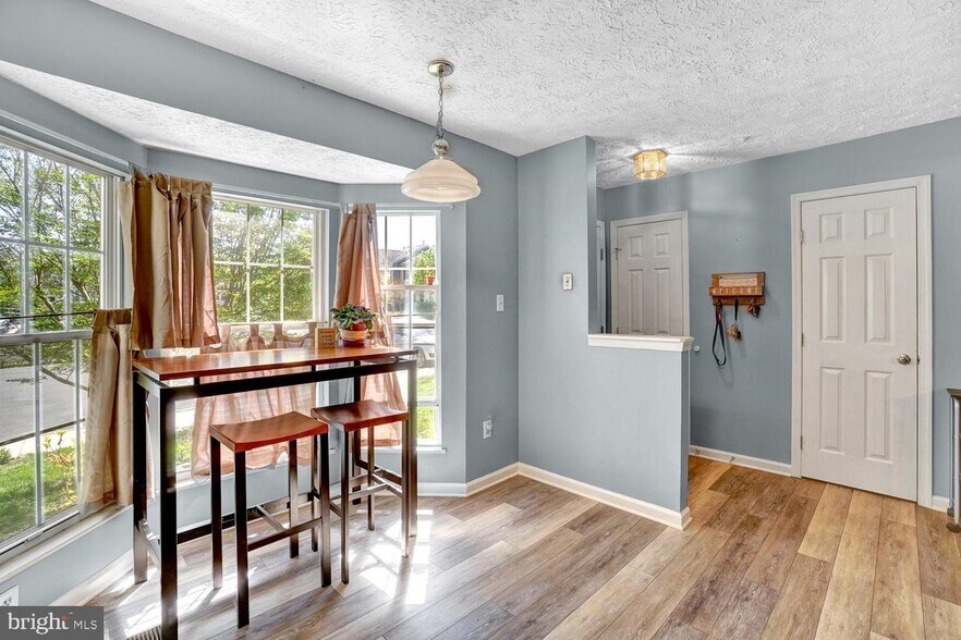 Building Photo - 6212 Adelay Ct W