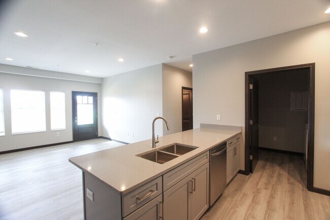Building Photo - 2 Bed, 2 Bath Apartment in PRIME location!