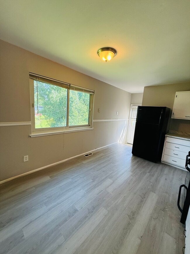 Building Photo - 3 Bedroom 1 bathroom home for rent in Hazelwood