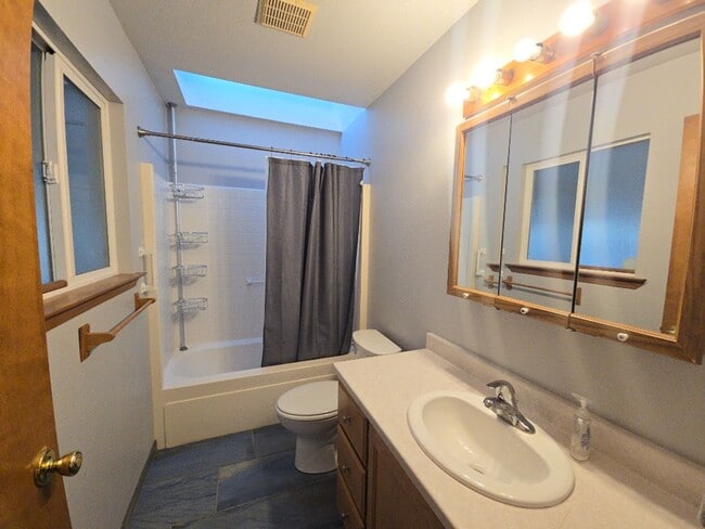 Building Photo - Pet friendly! 3DB/2BA Fortuna home on quiet road!