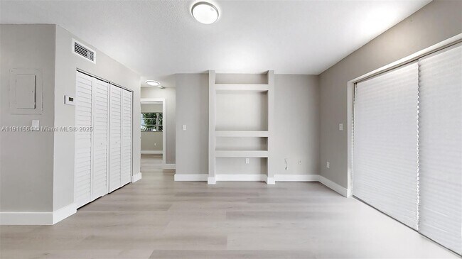 Building Photo - 329 SW 9th Ave