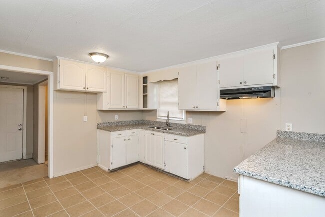 Building Photo - Charming Home with Open Floor Plan & Cover...