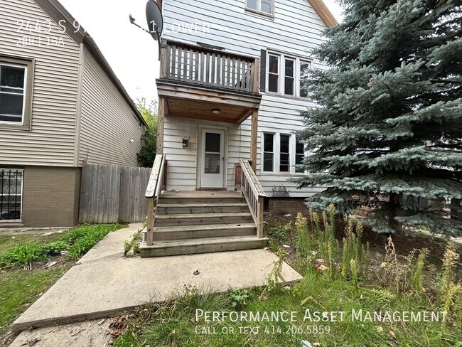 Building Photo - South Side 2 bed lower unit!