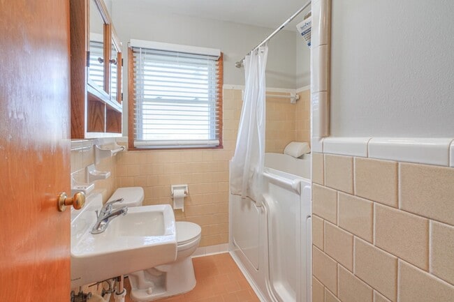 Building Photo - 476 Crescent Rd