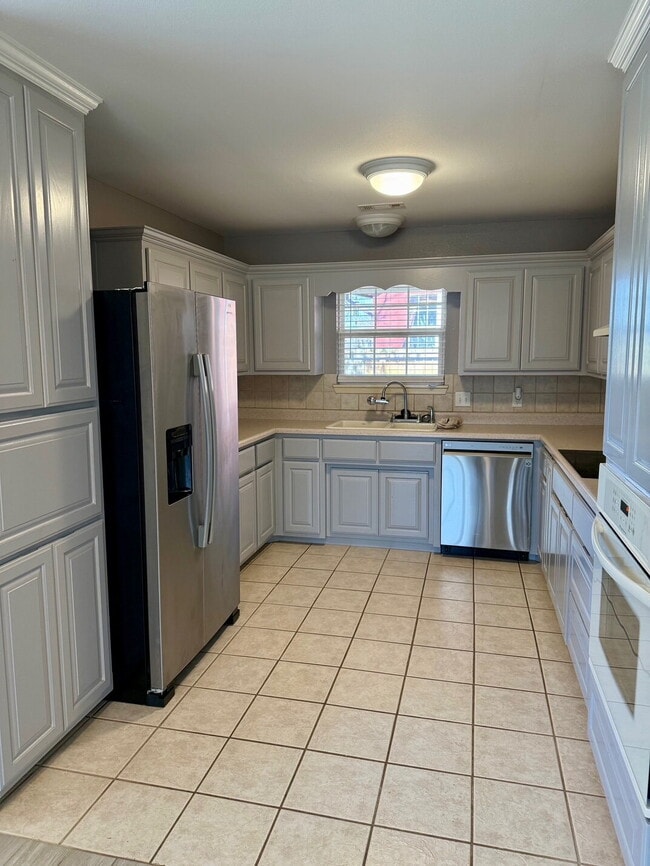 Building Photo - Charming 2-Bedroom in Bella Vista with Large Fenced Backyard!