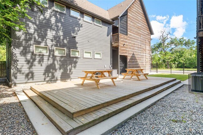 Building Photo - 3424 Tuam St