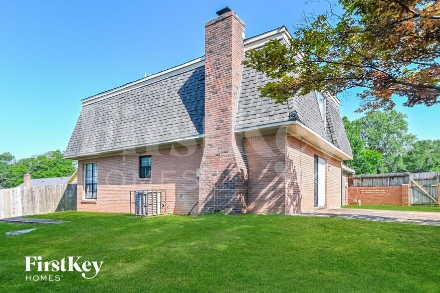 Building Photo - 2101 Hornsby Cove