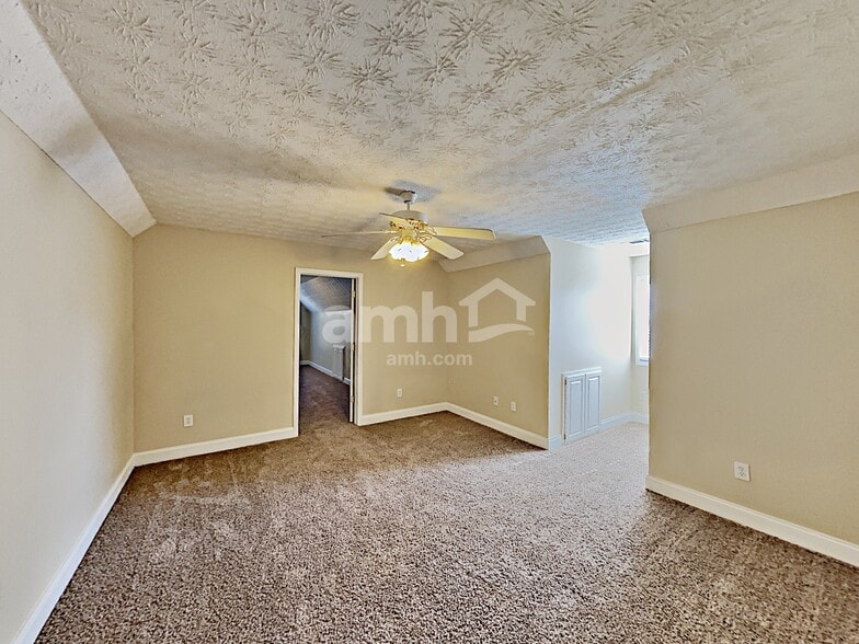 Building Photo - 887 Kendall Park Dr