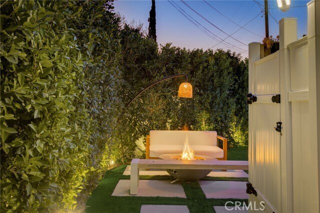 Building Photo - 8161 Encino Ave