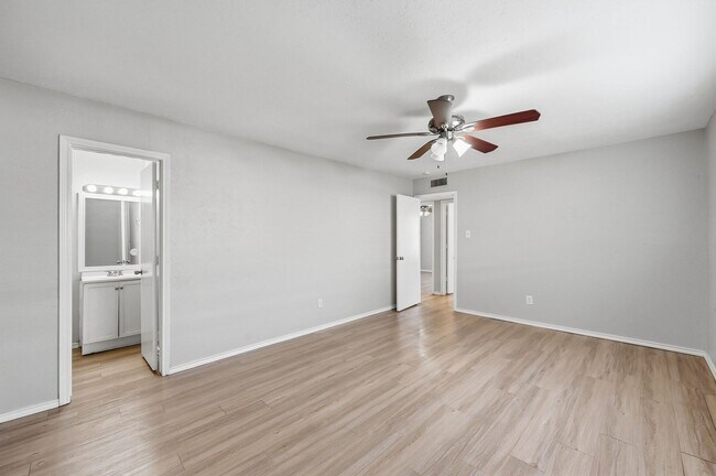 Building Photo - Beautifully Updated 3 Bed, 2 Bath Home