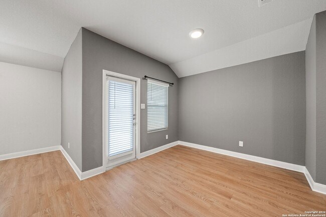 Building Photo - 1080 Amble Oak