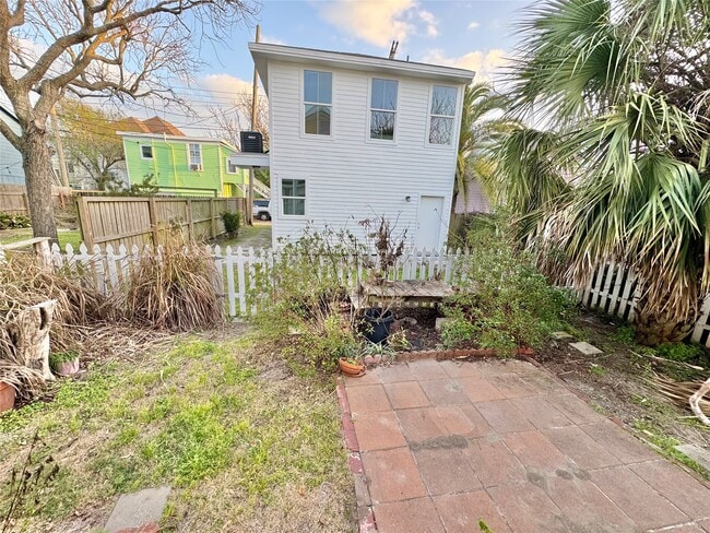 Building Photo - 2119 Avenue O 1/2