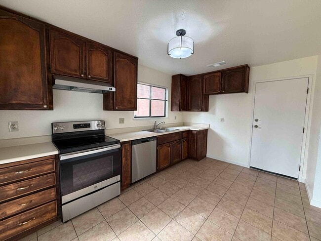 Building Photo - Great Natomas 3 Bedroom on Large Court