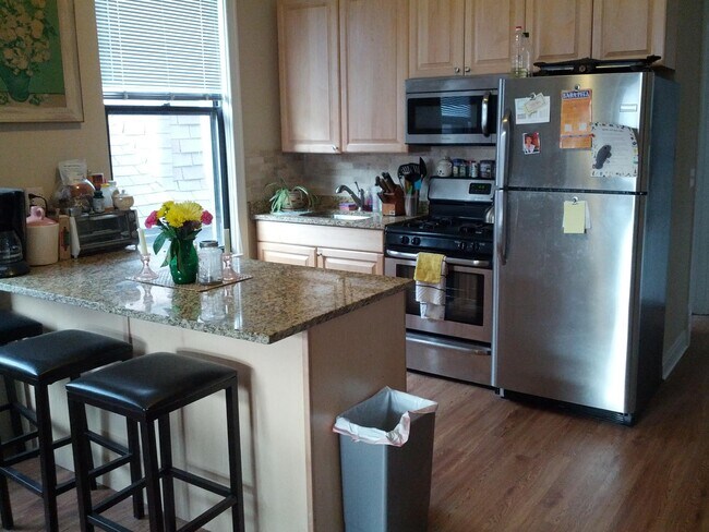 Primary Photo - 2436 N Maplewood Ave