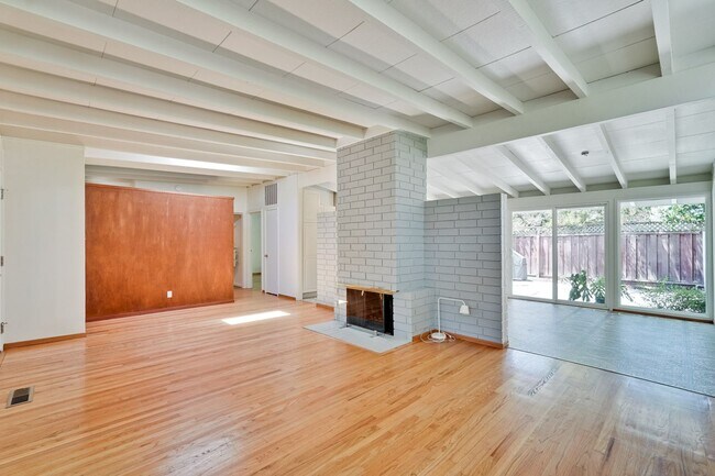 Building Photo - 3 Bed 2 Bath Mackay Home in Desirable Mont...