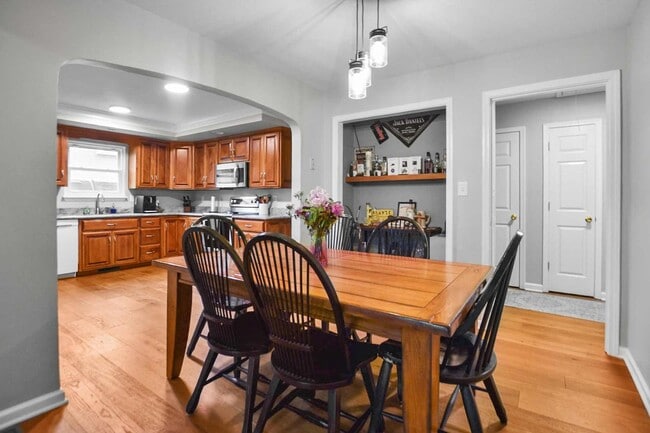 Building Photo - Pet Friendly Three Bedroom!