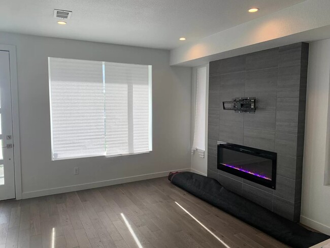 Building Photo - Beautiful Sloans lake Two Bed / Two and a ...