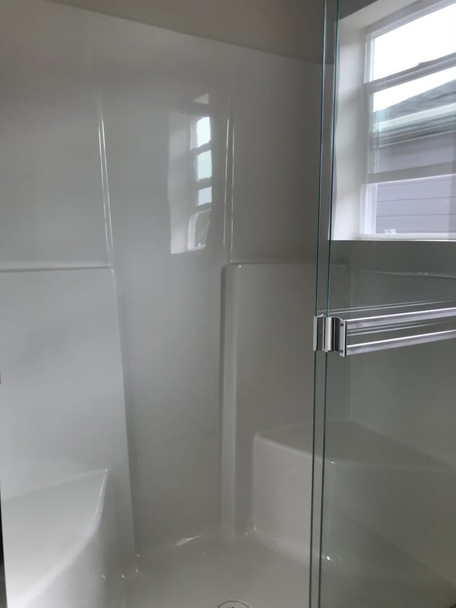 Building Photo - CUSTOM 3 BR 2.5 PET FRIENDLY HOME! A/C!
