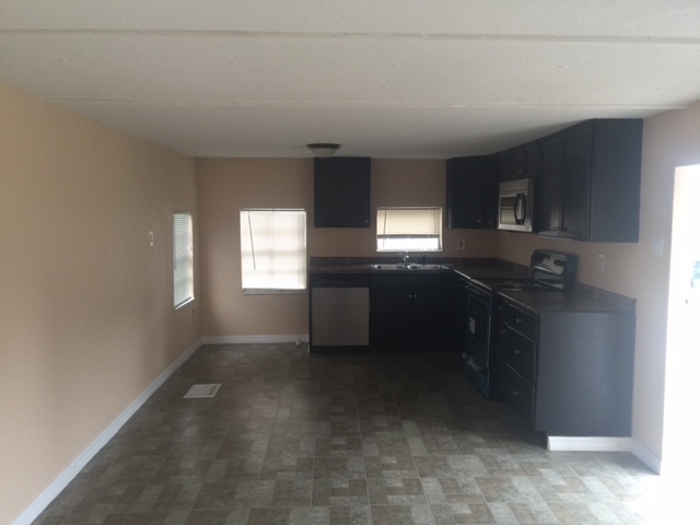 Building Photo - Duplex W/ 5 Manufactured Homes