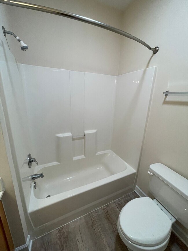 Building Photo - Wonderful location and features for this s...