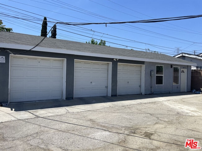 Building Photo - 6627 Kraft Ave