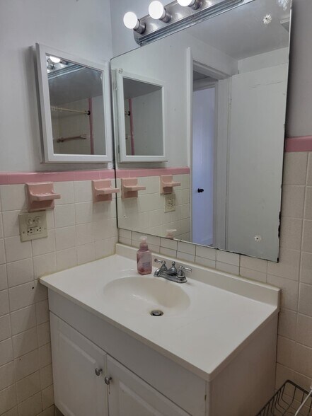 Building Photo - 2005 Sans Souci Blvd