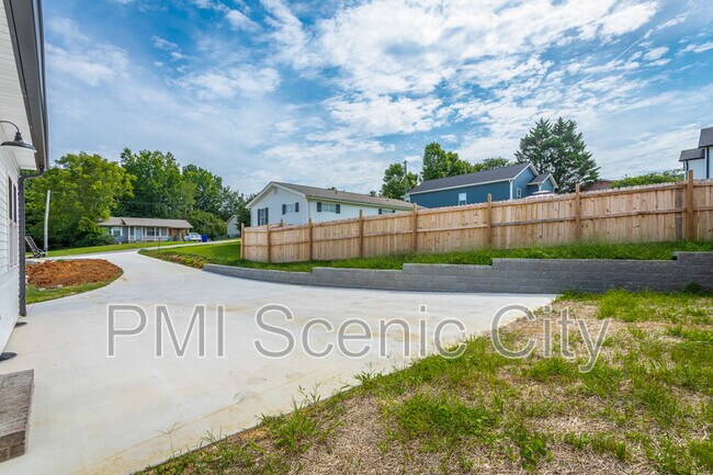 Building Photo - 2631 Rogers Dr SE