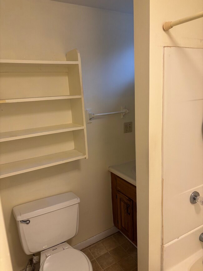 Building Photo - 222 W 4th St