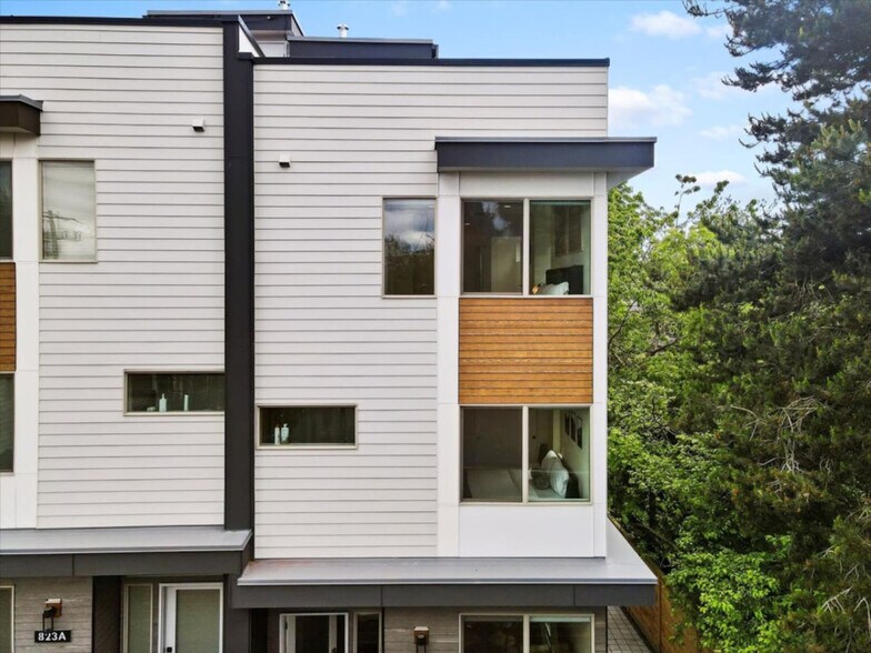 Building Photo - 823 NE 70th St